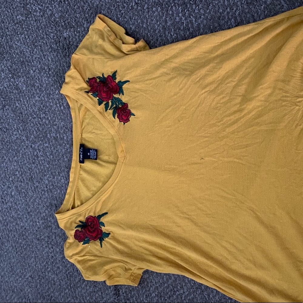 Rue 21 floral shirt sleeve tee
